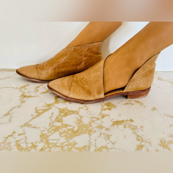 Free People Shoes - 🔥🔥FINAL CLEARENACE 🔥🔥 FREE PEOPLE Tan Leather Royale Cut Out Flats